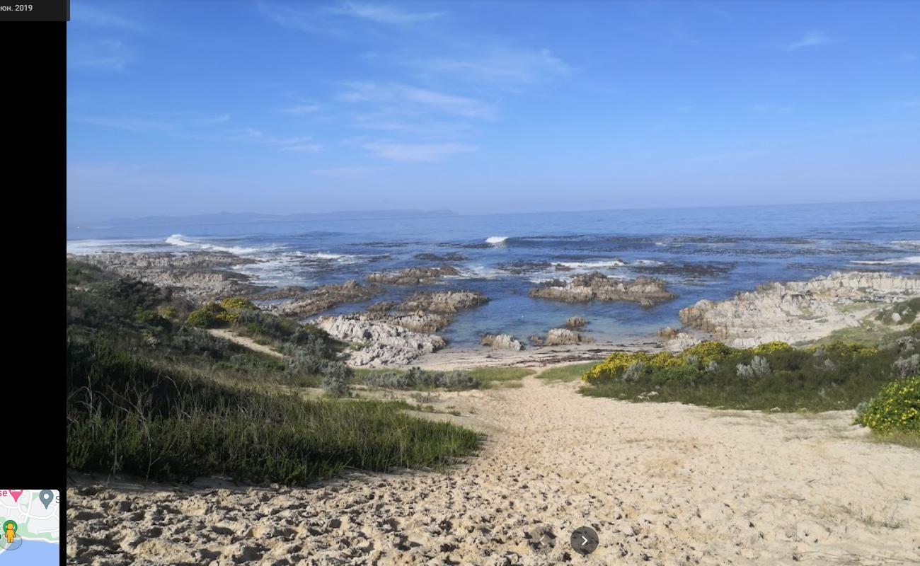 Breakfast Bay beach'in fotoğrafı parlak kum ve kayalar yüzey ile