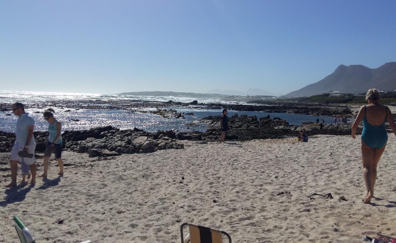 Sandbaai beach'in fotoğrafı parlak kum ve kayalar yüzey ile