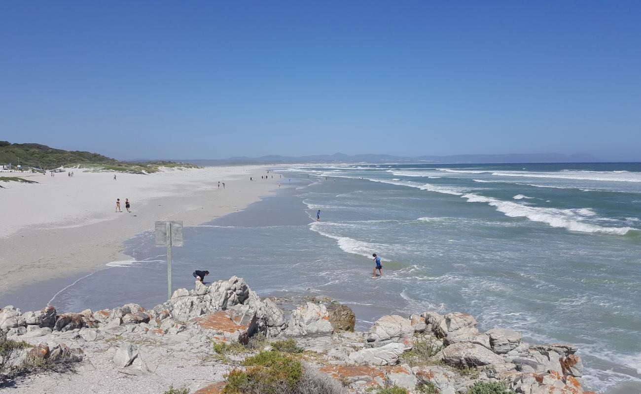 Grotto beach'in fotoğrafı parlak ince kum yüzey ile