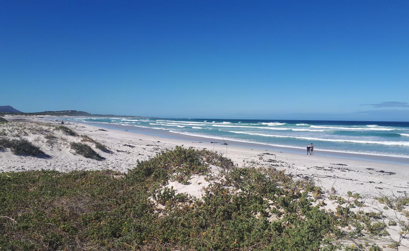 Pearly beach'in fotoğrafı i̇nce bej kum yüzey ile