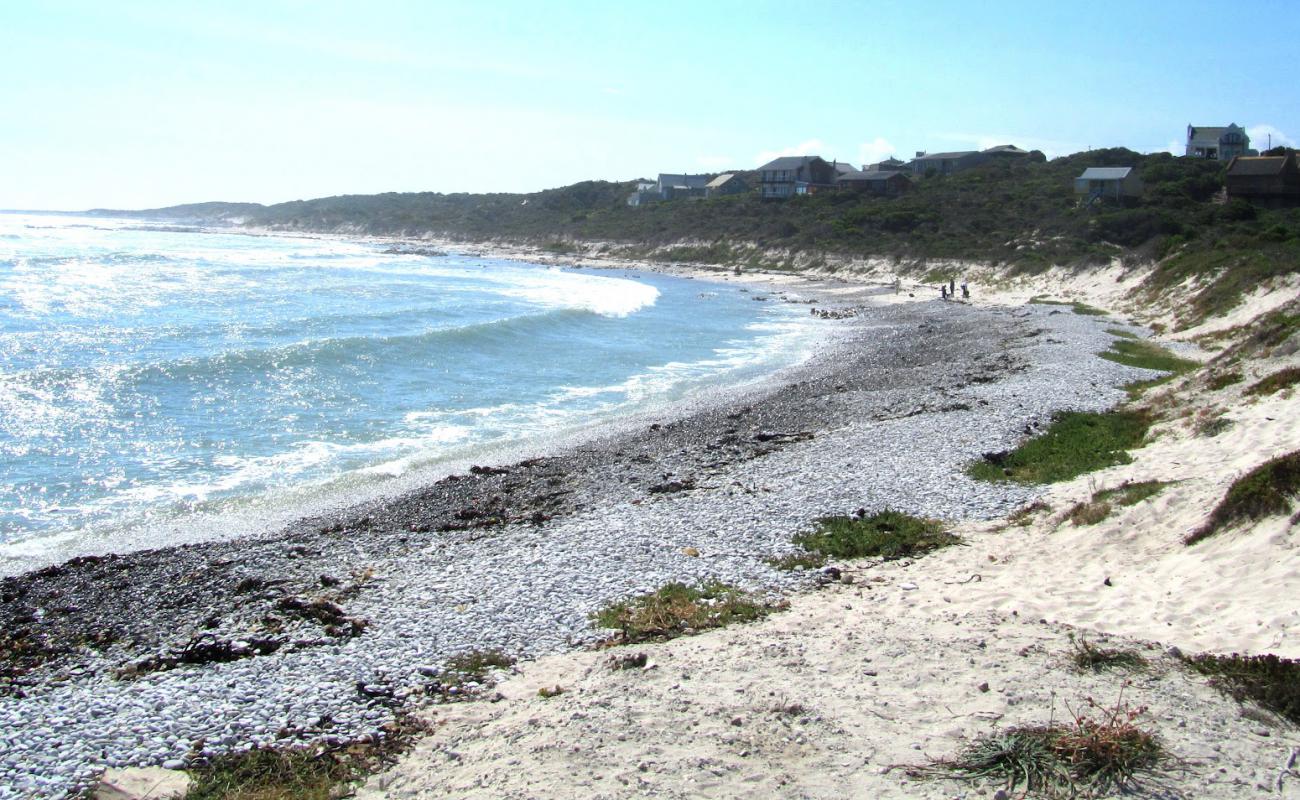 Pebble beach'in fotoğrafı gri kum ve çakıl yüzey ile