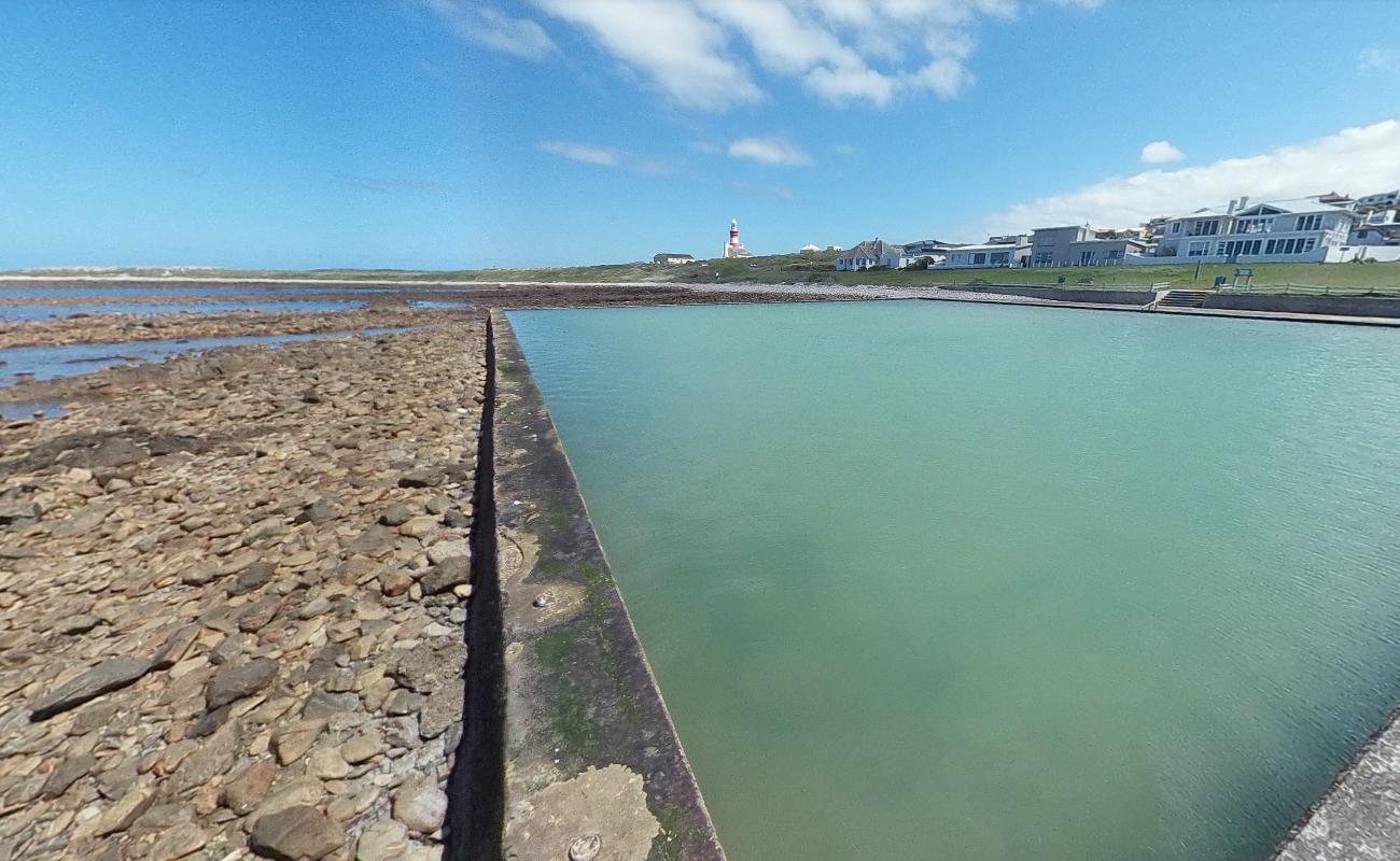 L'Agulhas tidal pool'in fotoğrafı turkuaz su yüzey ile