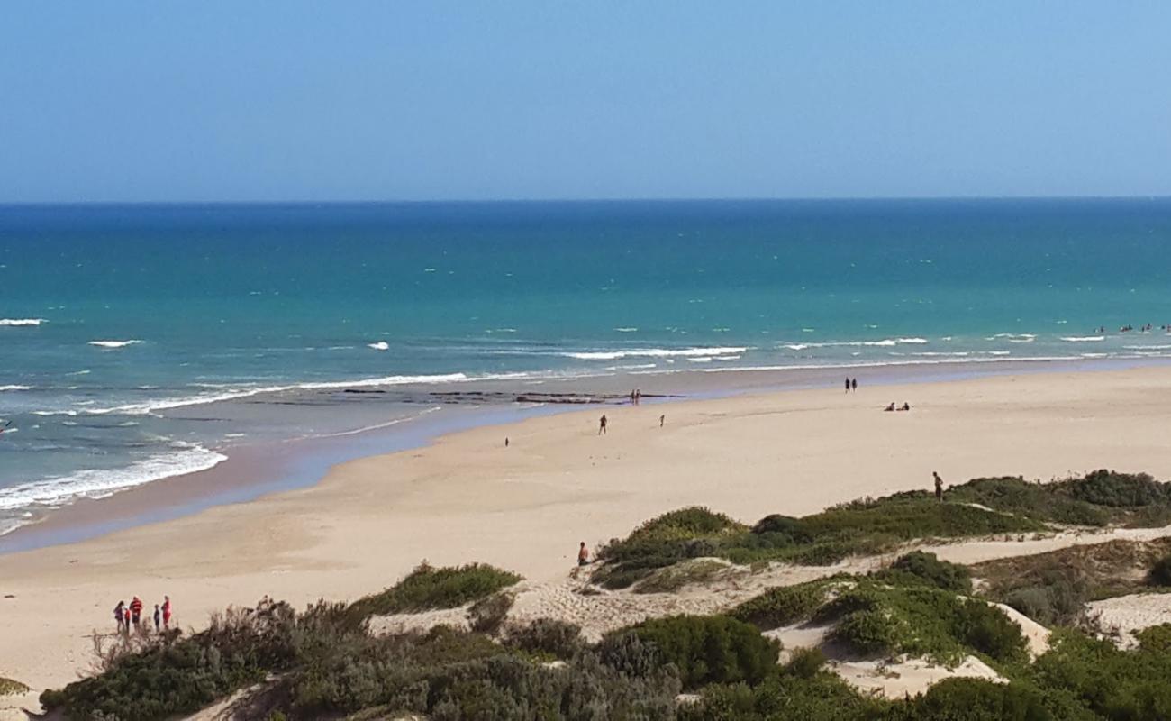 Aston Bay beach'in fotoğrafı i̇nce bej kum yüzey ile