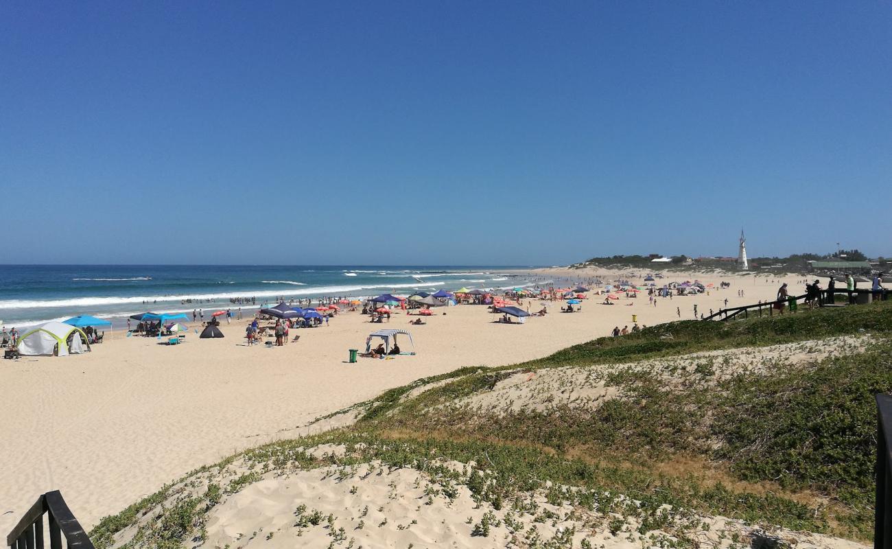 Jeffreys Bay beach'in fotoğrafı açık bej kum yüzey ile