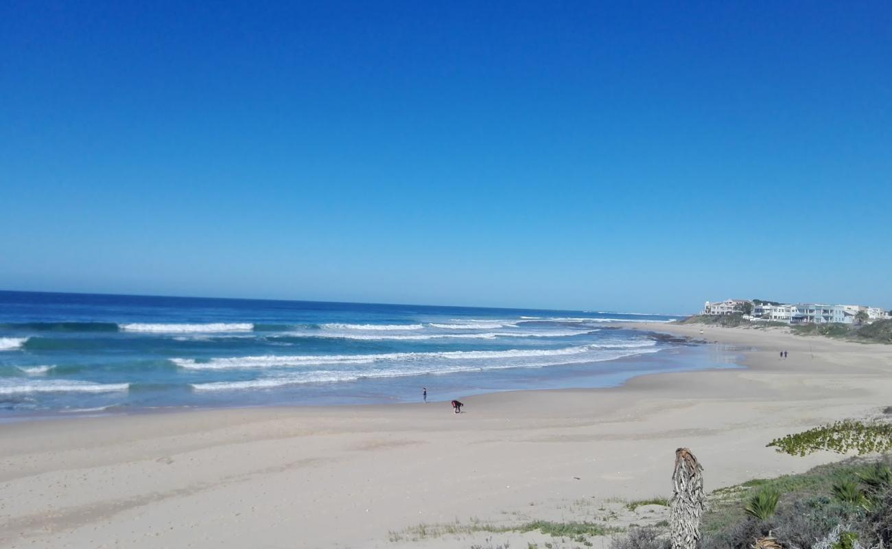 Wavecrest beach'in fotoğrafı açık bej kum yüzey ile