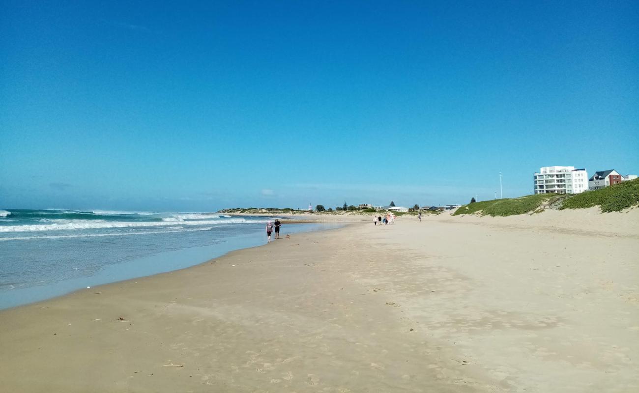 Pollok beach'in fotoğrafı açık bej kum yüzey ile