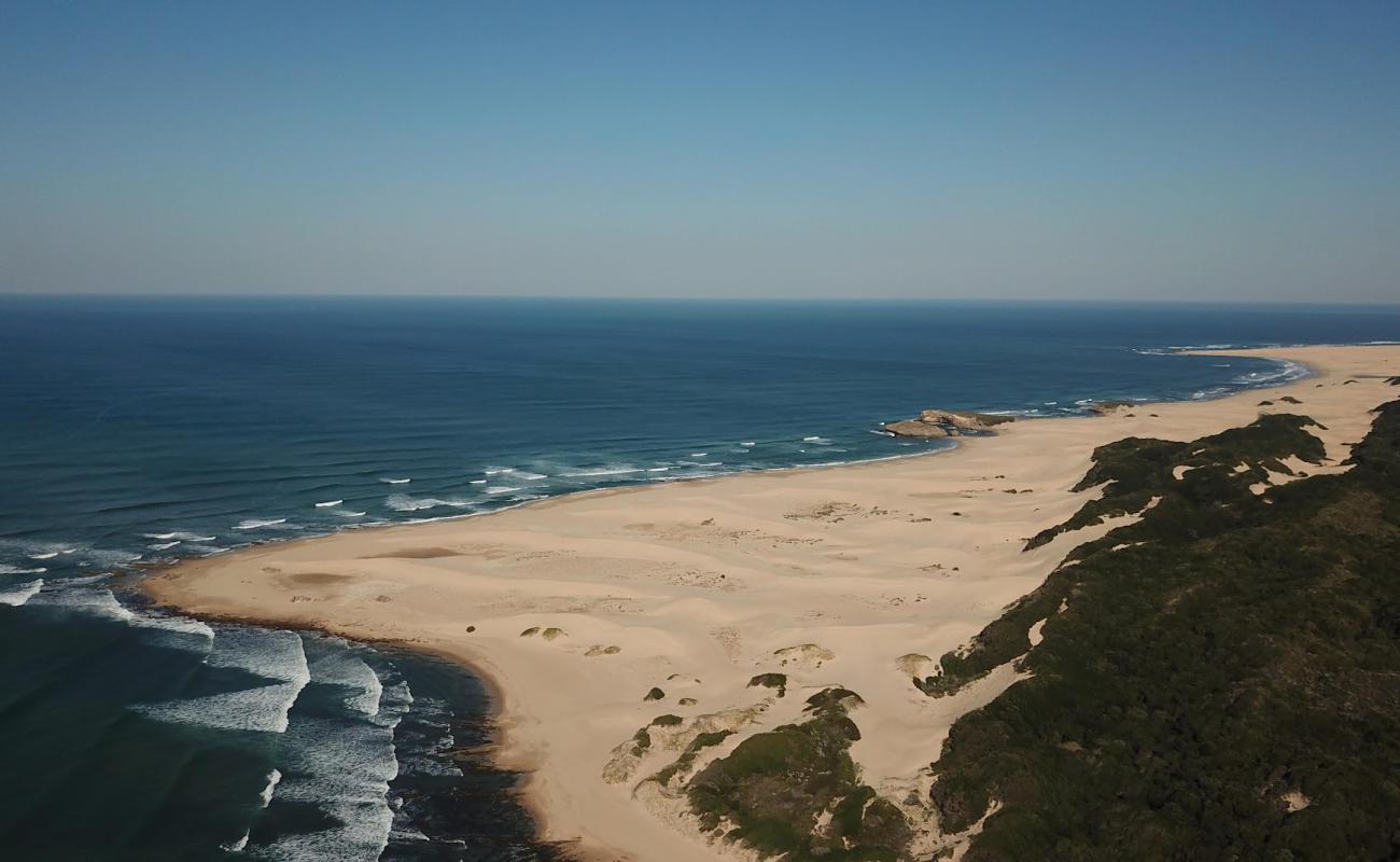 Kleinemonde beach'in fotoğrafı açık bej kum yüzey ile