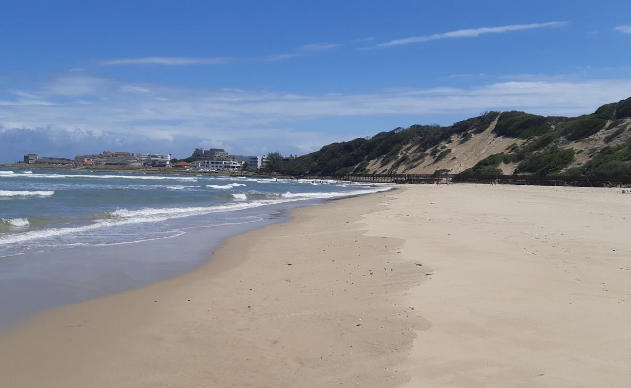 Gonubie beach'in fotoğrafı parlak ince kum yüzey ile