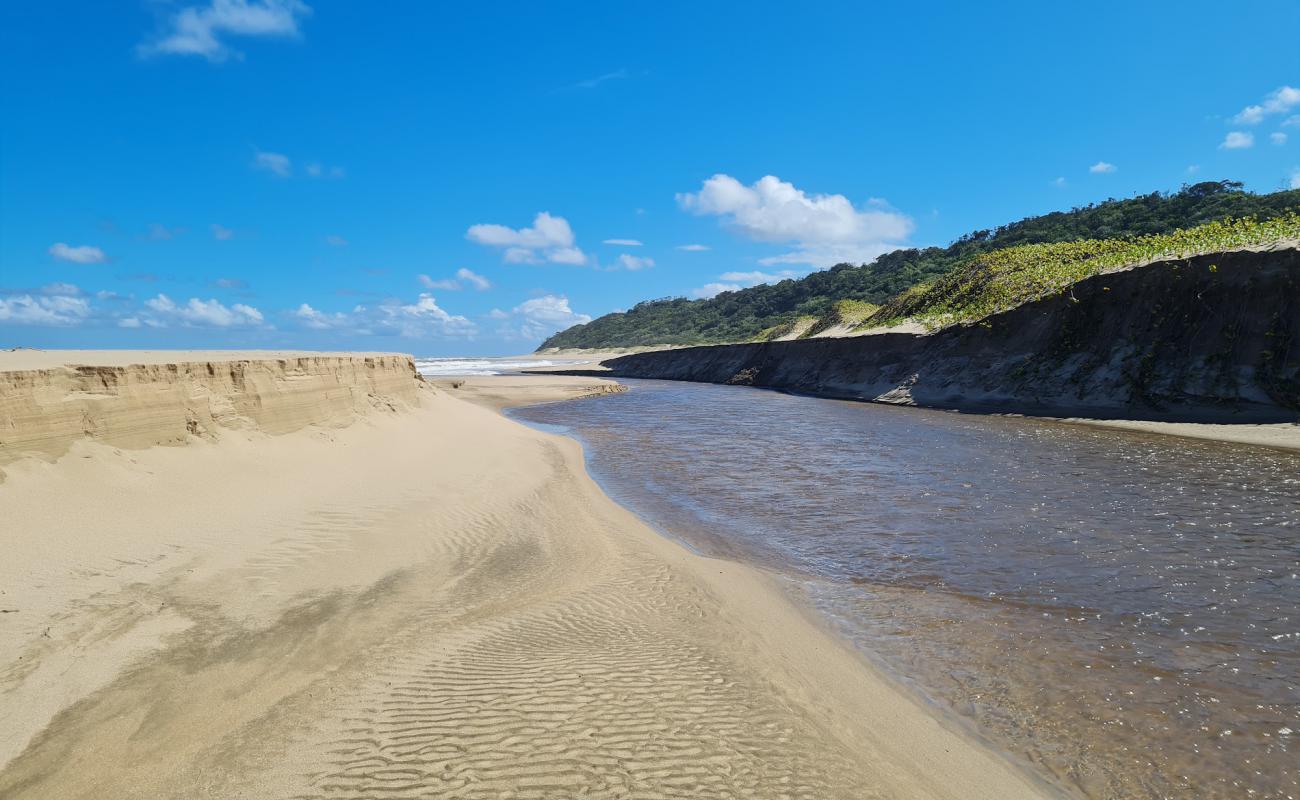 Mzamba beach I'in fotoğrafı açık bej kum yüzey ile