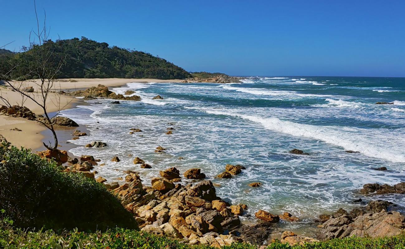 Leisure beach'in fotoğrafı i̇nce bej kum yüzey ile