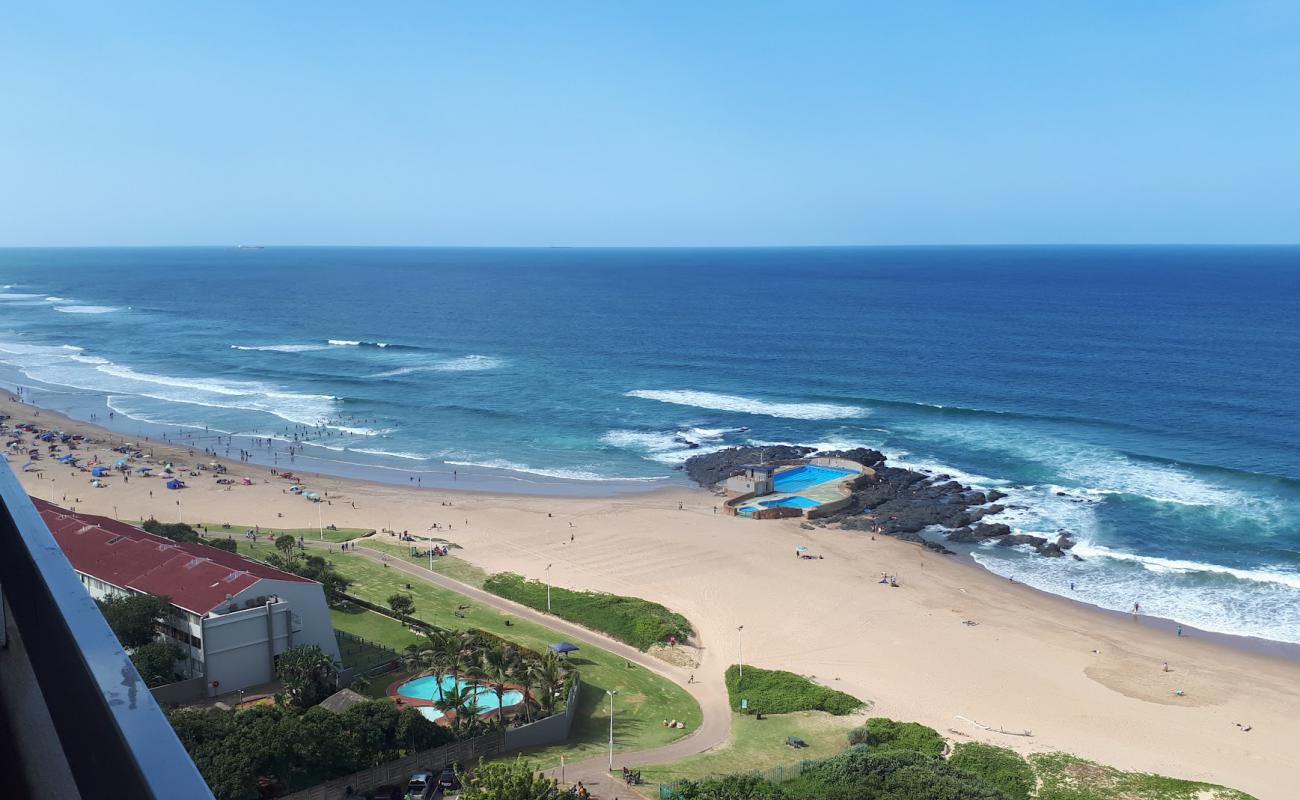 Amanzimtoti beach'in fotoğrafı parlak ince kum yüzey ile