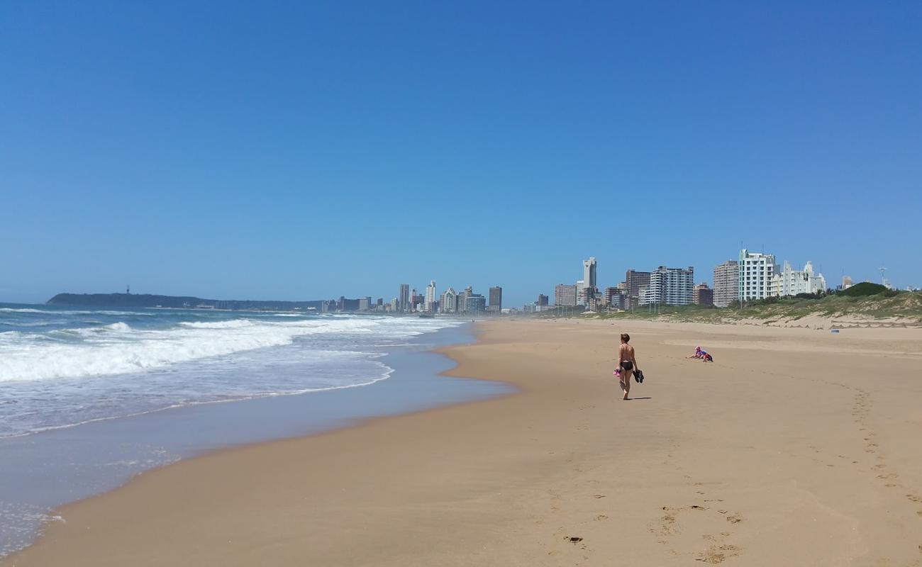 Durban Beach'in fotoğrafı i̇nce bej kum yüzey ile