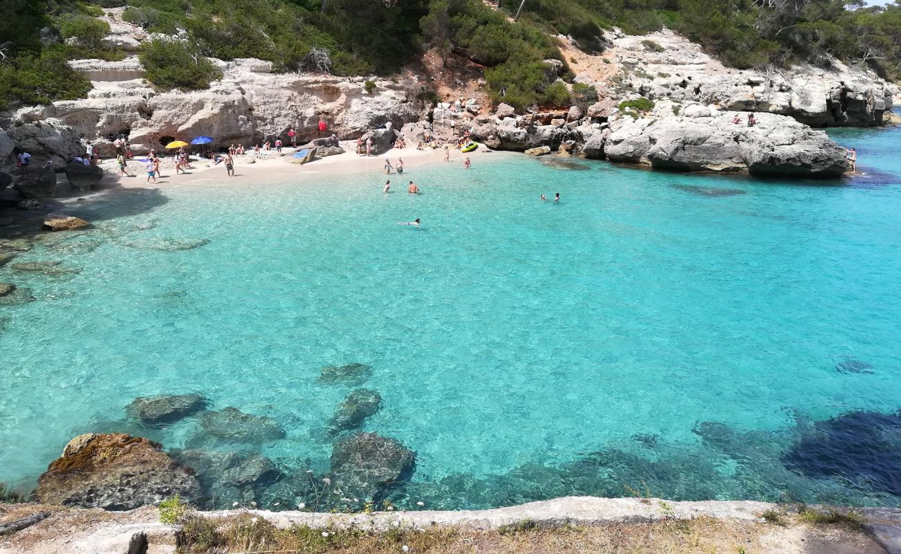 Cala Mitjaneta'in fotoğrafı parlak ince kum yüzey ile