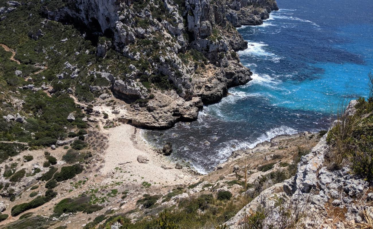 Cala de Ilucalari'in fotoğrafı taşlar yüzey ile