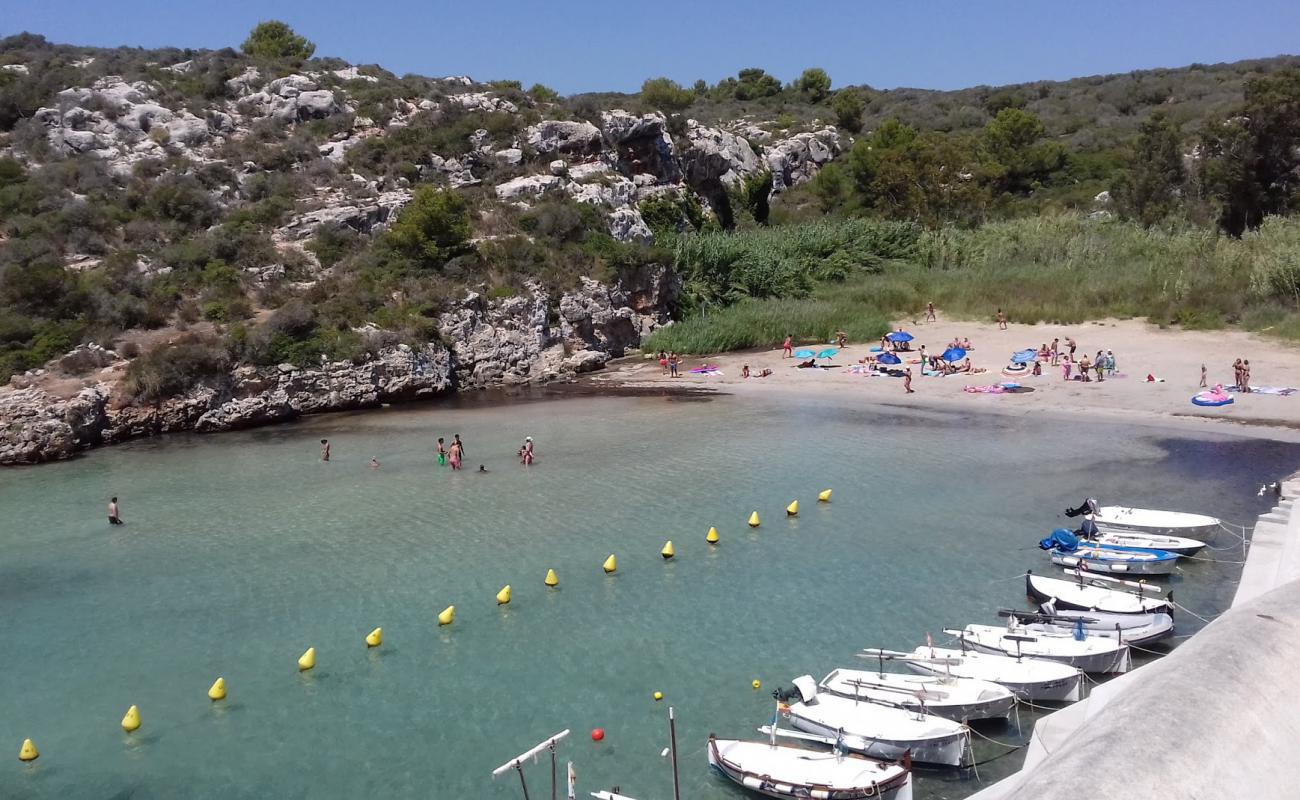 Playa es Canutells'in fotoğrafı gri kum yüzey ile