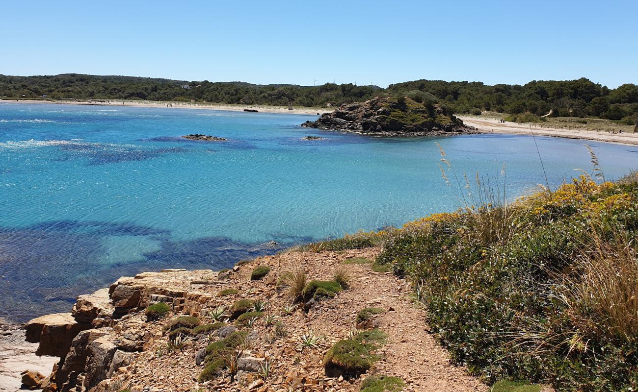 Platja Es Grau'in fotoğrafı kahverengi kum yüzey ile