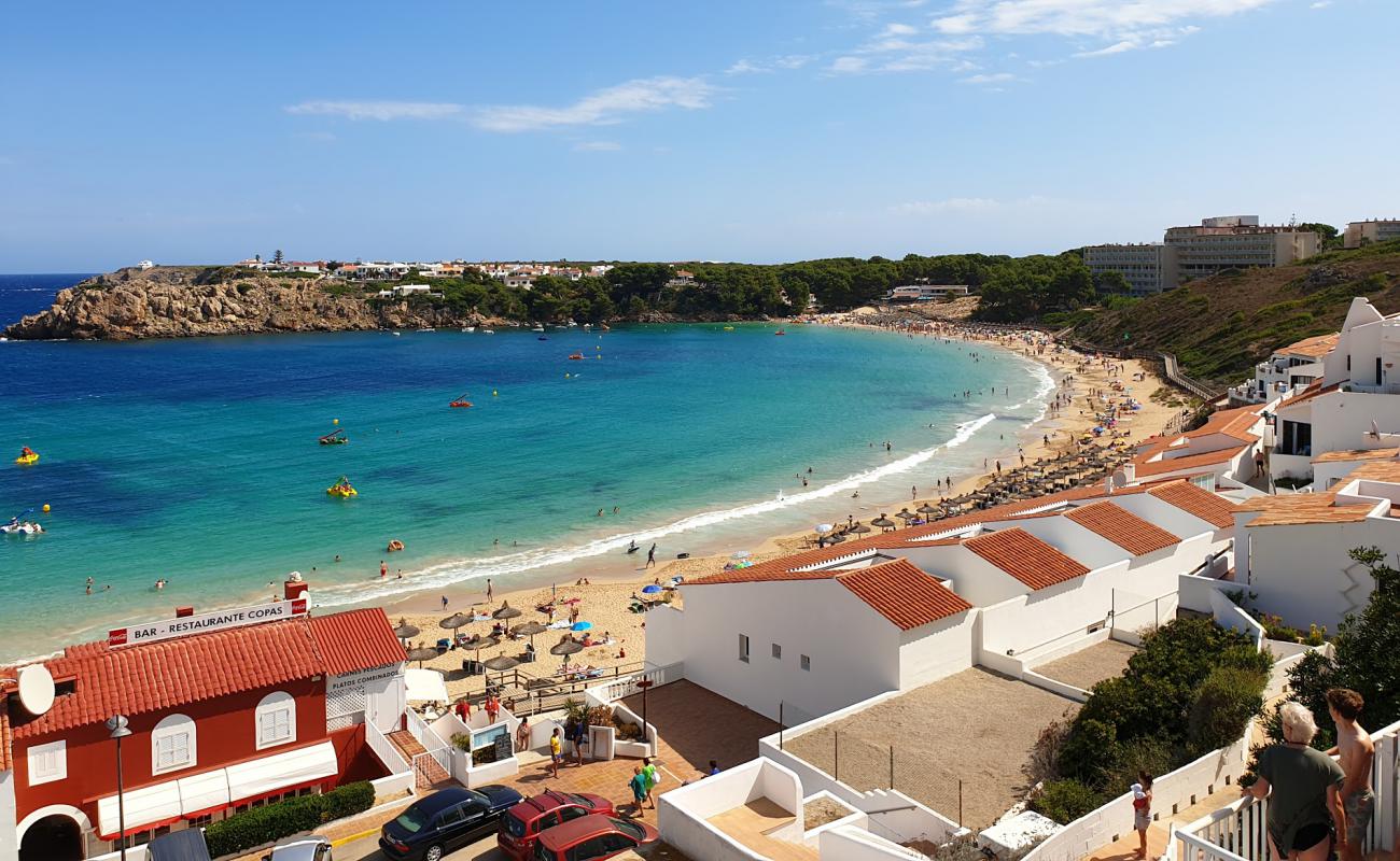 Arenal d'en Castell Plajı'in fotoğrafı parlak ince kum yüzey ile