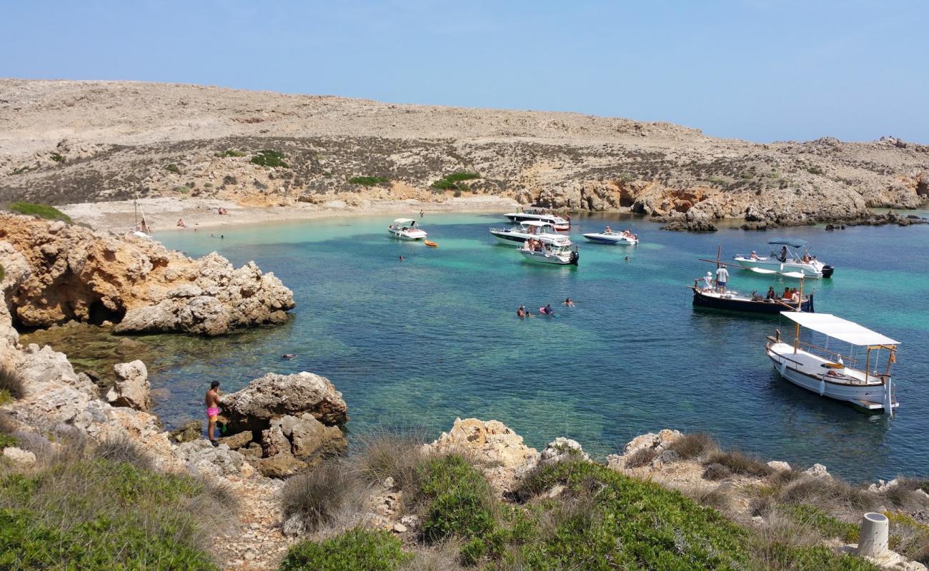 Cala'n Tosqueta'in fotoğrafı açık bej kum yüzey ile
