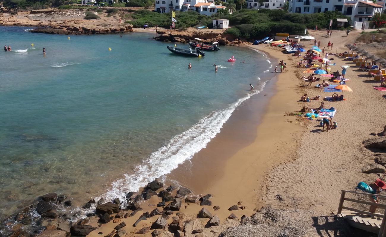 Playa de Fornells II'in fotoğrafı kahverengi kum yüzey ile