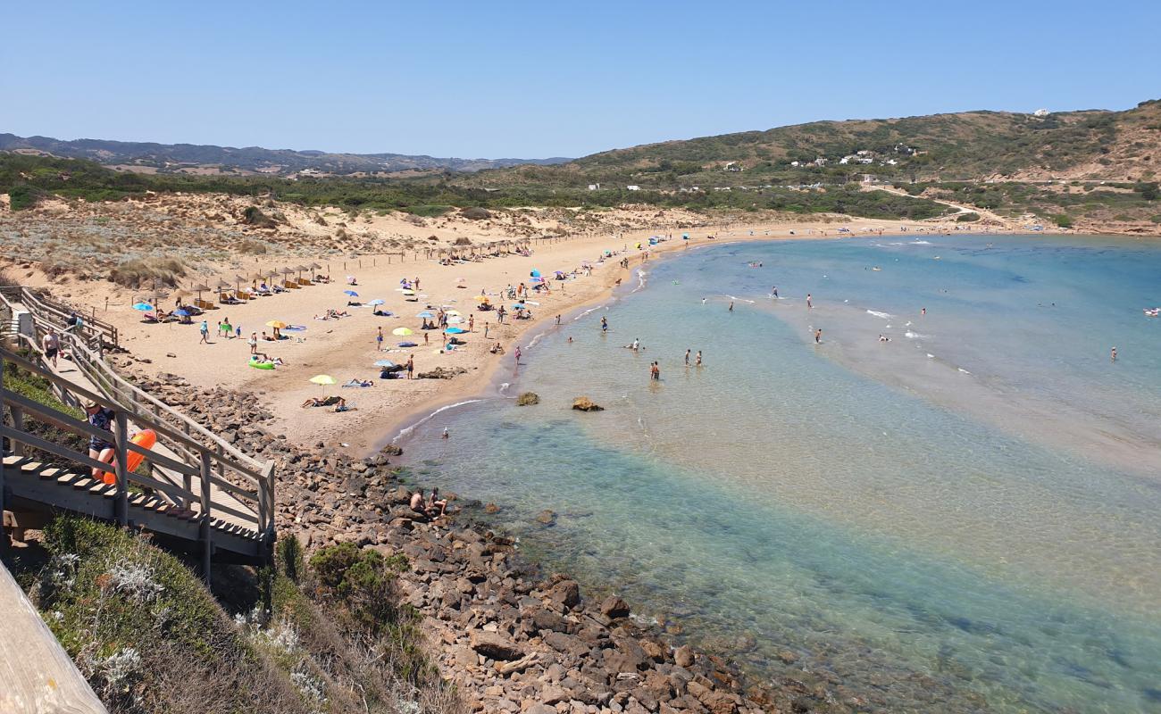 Fornells Plajı'in fotoğrafı kahverengi kum yüzey ile