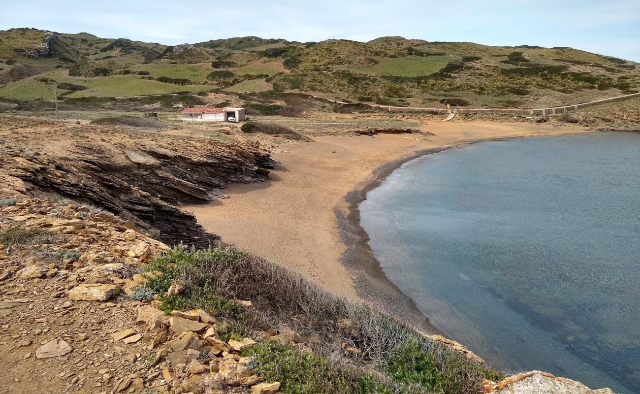 Cala Mica'in fotoğrafı kahverengi kum yüzey ile