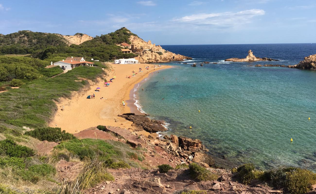 Cala Pregonda'in fotoğrafı kahverengi kum yüzey ile