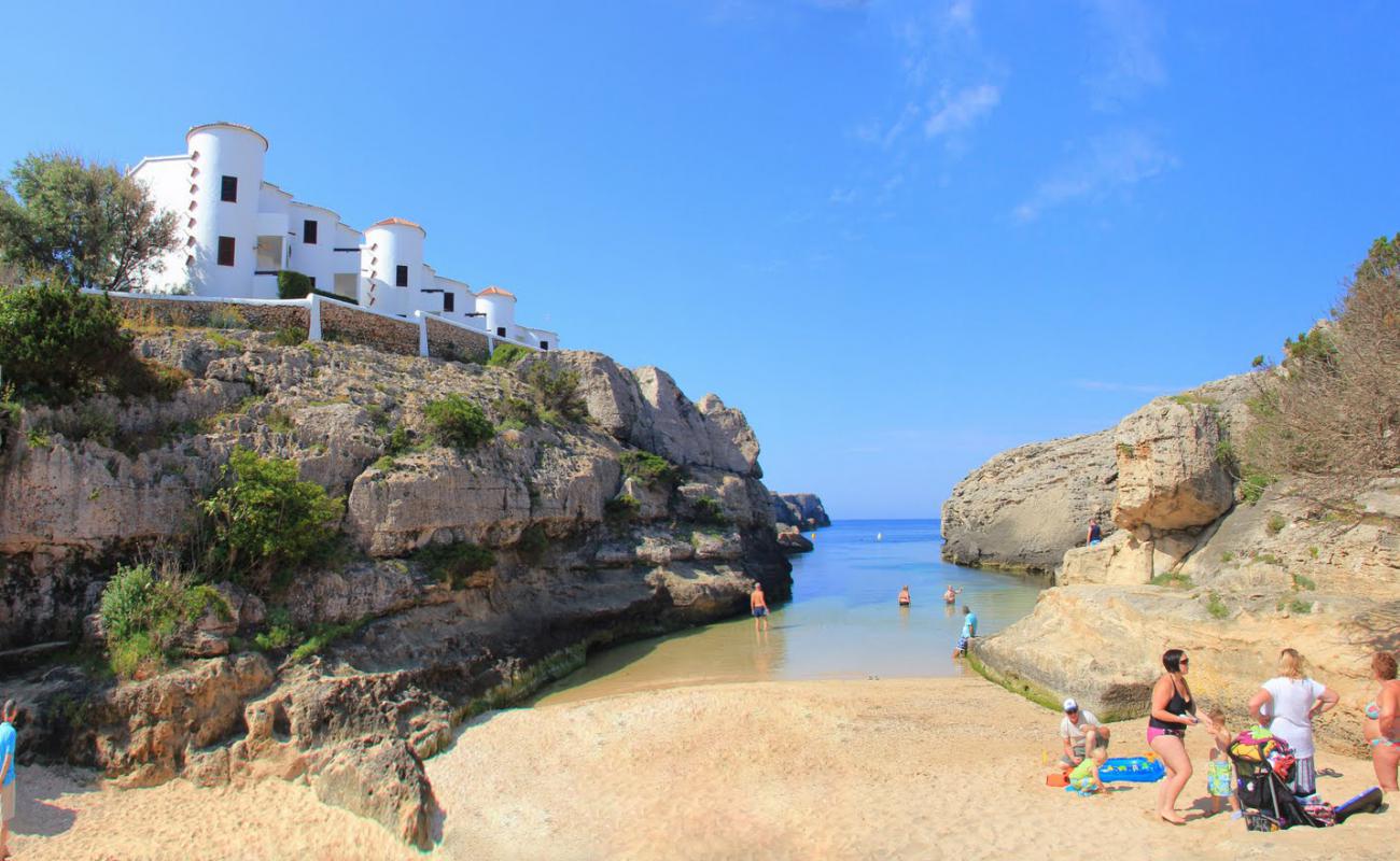 Playa Cales Piques'in fotoğrafı taşlı kum yüzey ile