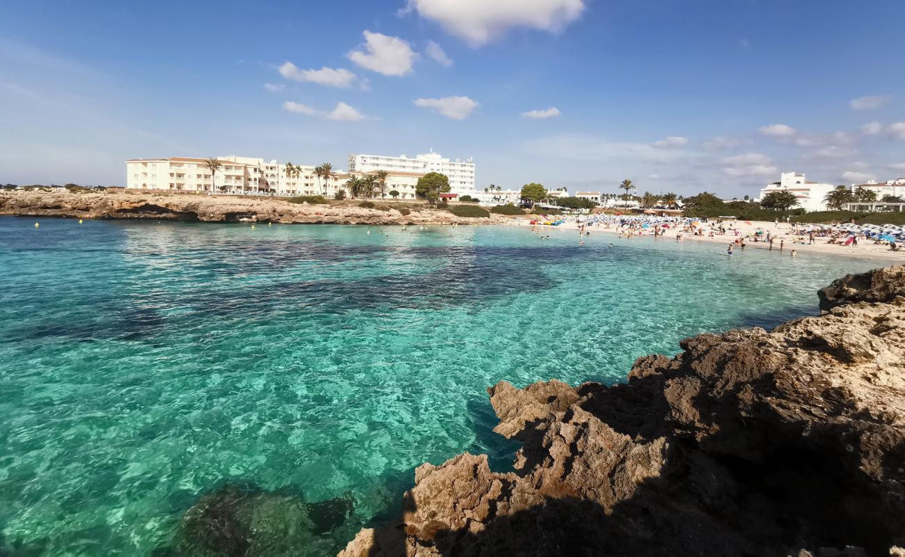 Cala en Bosch Plajı'in fotoğrafı parlak ince kum yüzey ile