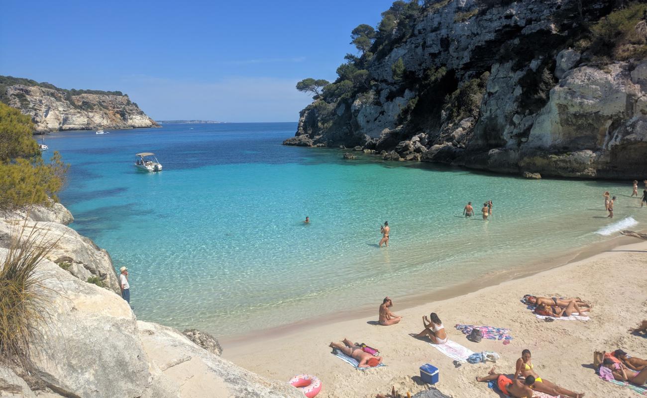 Cala Macarelleta Plajı'in fotoğrafı parlak ince kum yüzey ile