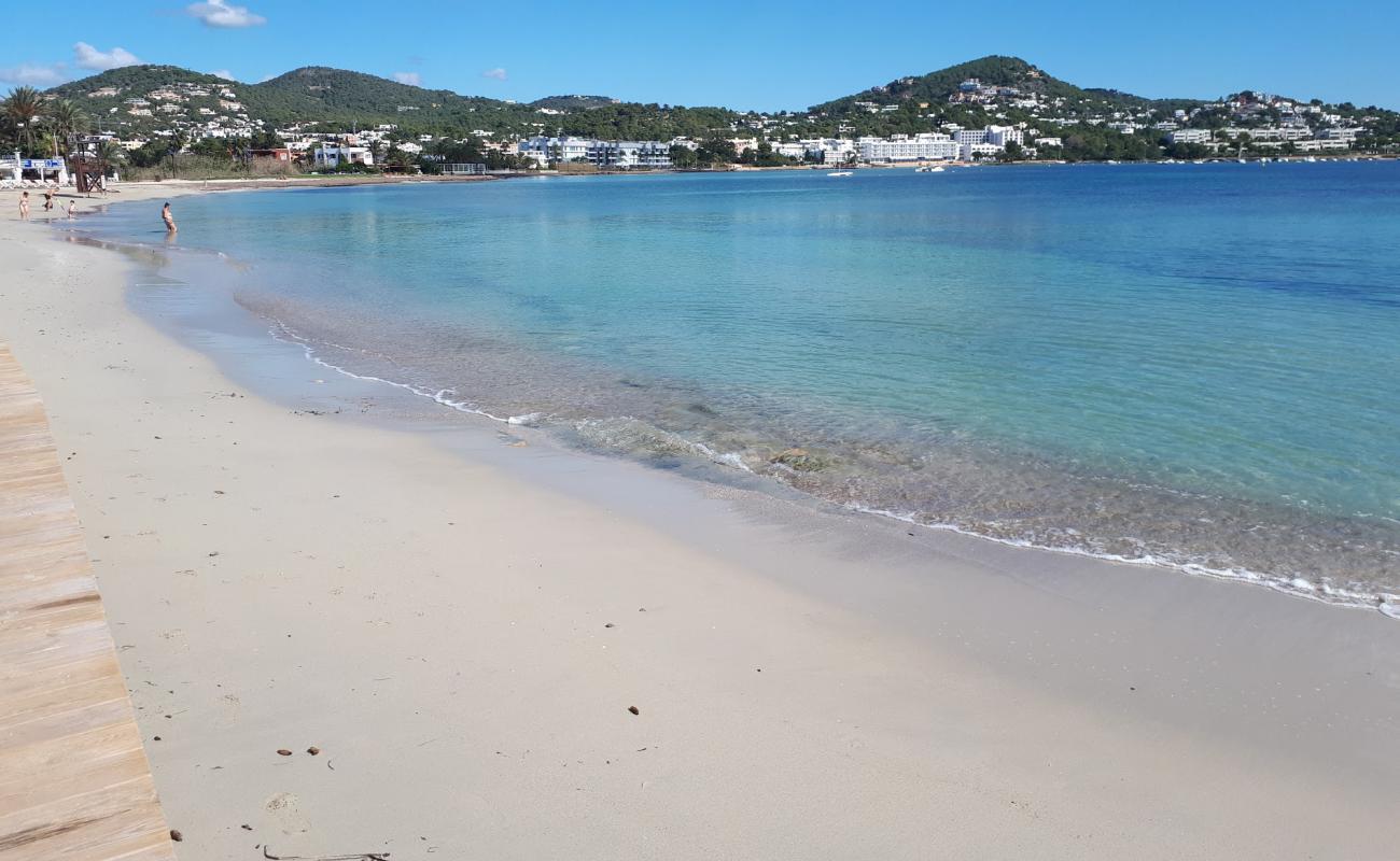 Playa de Talamanca'in fotoğrafı parlak ince kum yüzey ile