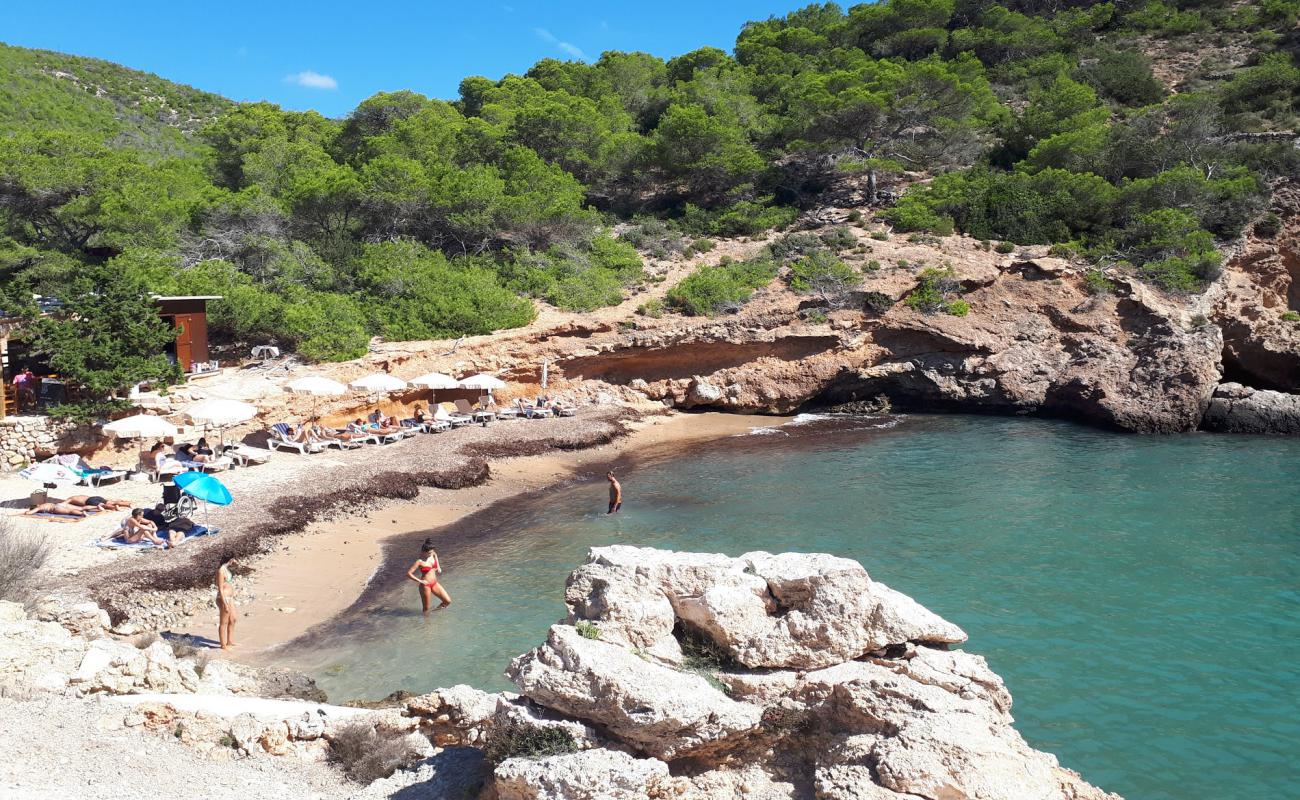 Cala Olivera'in fotoğrafı taşlı kum yüzey ile