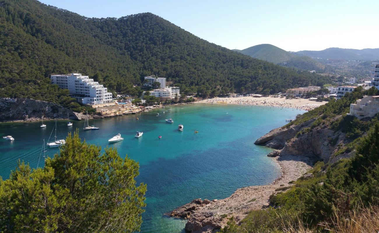 Cala Llonga Plajı'in fotoğrafı i̇nce bej kum yüzey ile