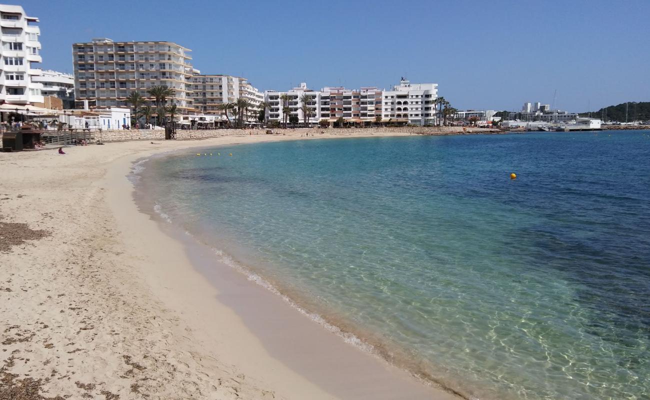 Platja de Santa Eulalia'in fotoğrafı i̇nce bej kum yüzey ile