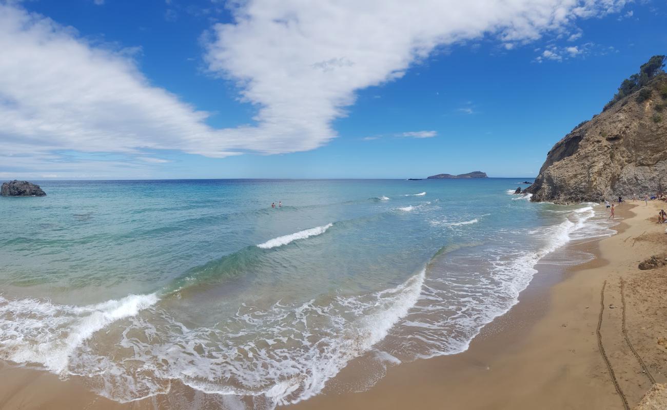 Platja de s'Aigua Blanca II'in fotoğrafı kahverengi kum yüzey ile