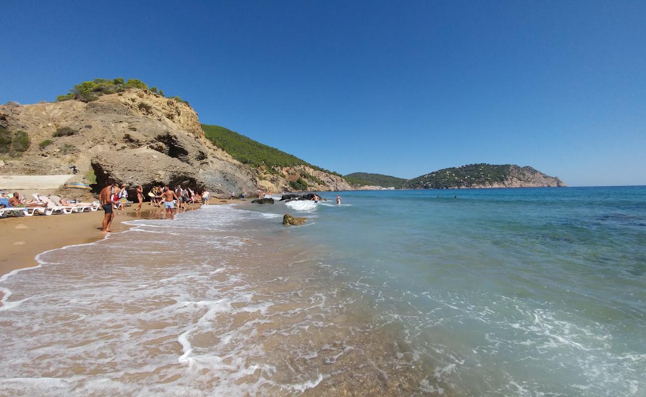 Platja de s'Aigua Blanca'in fotoğrafı kahverengi kum yüzey ile