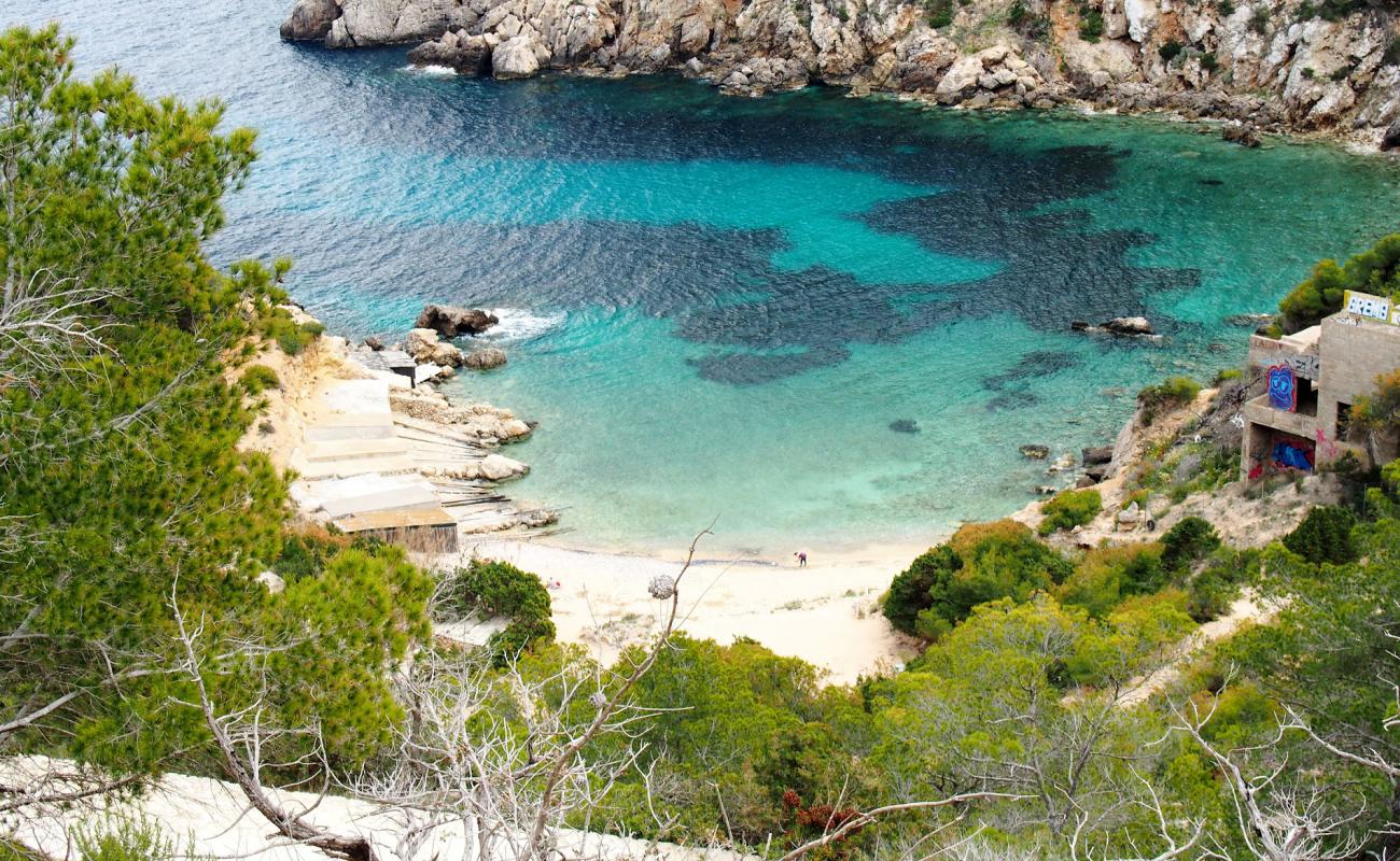 Cala D'en Serra'in fotoğrafı taşlı kum yüzey ile