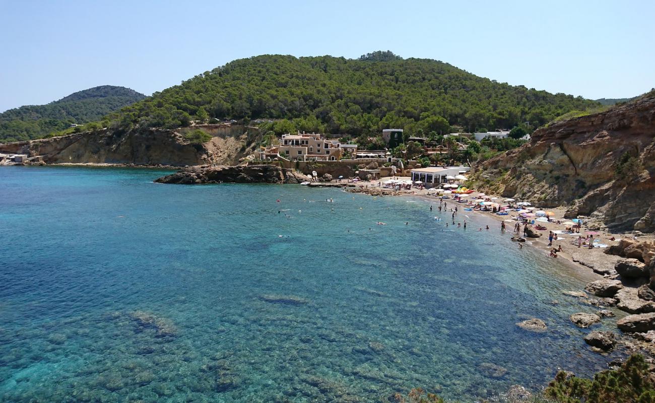 Playa Cala Xarraca'in fotoğrafı taşlı kum yüzey ile