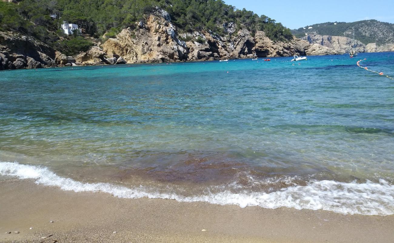 Cala Benirras'in fotoğrafı gri kum ve çakıllar yüzey ile