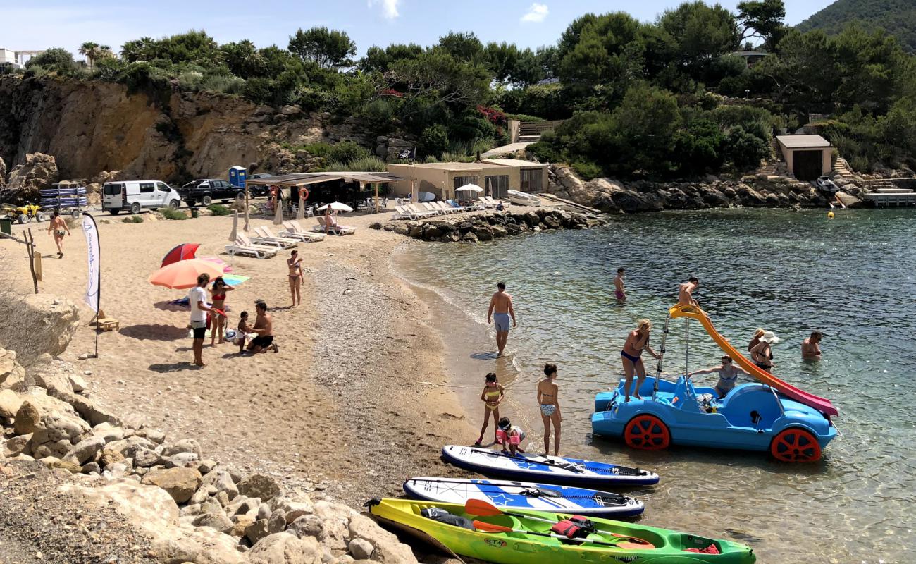 Cala de sa Ferradura'in fotoğrafı gri kum ve çakıllar yüzey ile