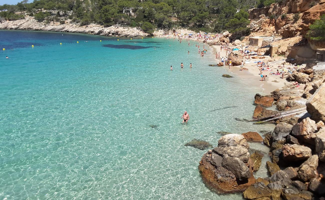 Cala Salada Plajı'in fotoğrafı parlak ince kum yüzey ile