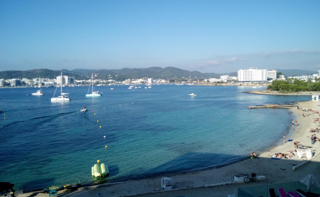 Cala de Bou'in fotoğrafı parlak ince kum yüzey ile