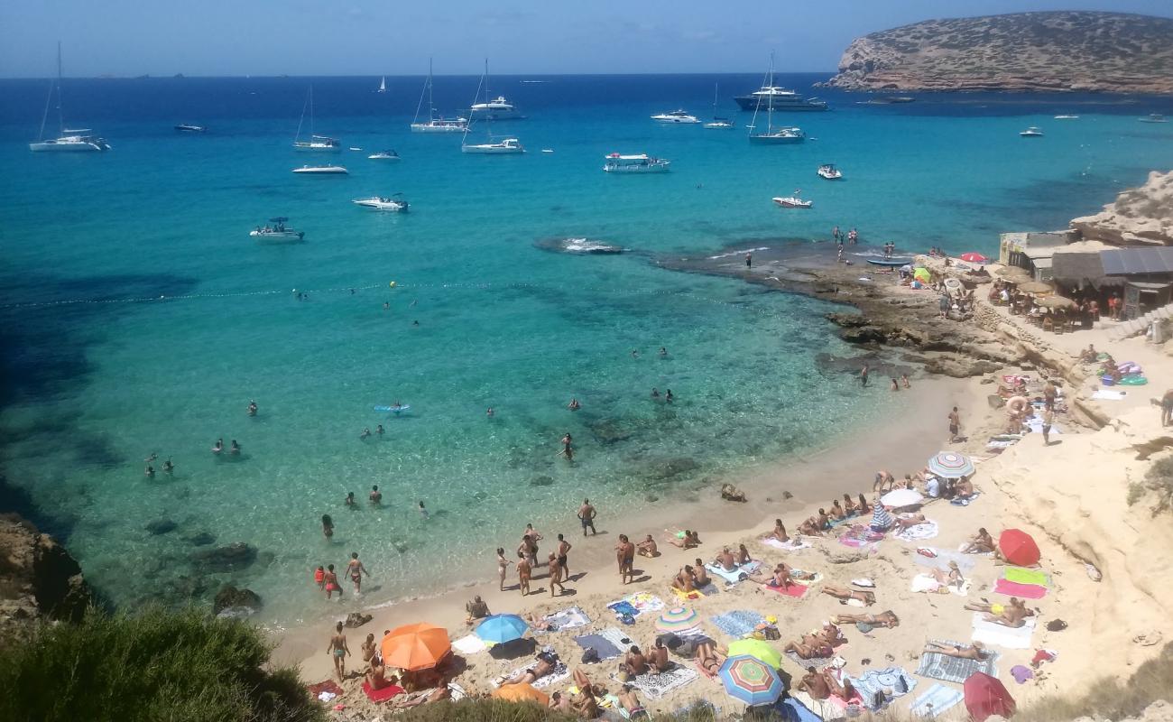 Playa Cala Conta'in fotoğrafı parlak ince kum yüzey ile