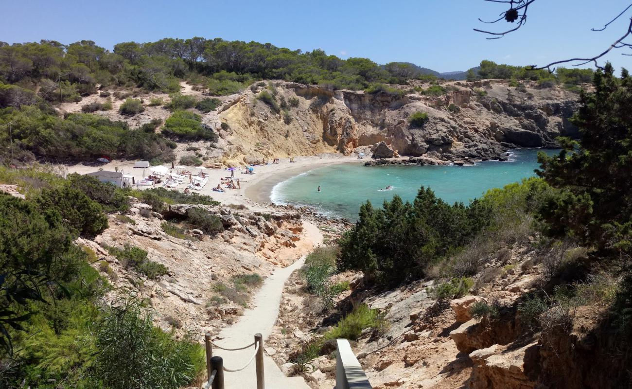 Cala Codolar'in fotoğrafı taşlı kum yüzey ile