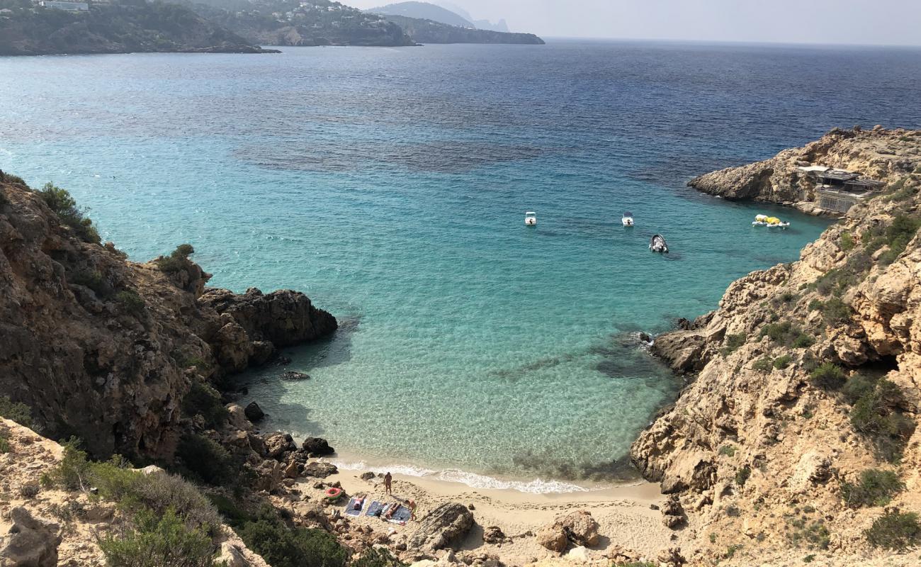 Cala Tarida pequena II'in fotoğrafı i̇nce bej kum yüzey ile