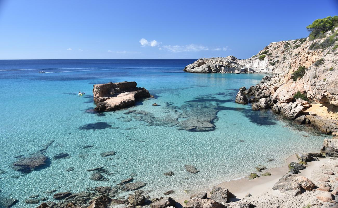 Cala Tarida pequena'in fotoğrafı i̇nce bej kum yüzey ile