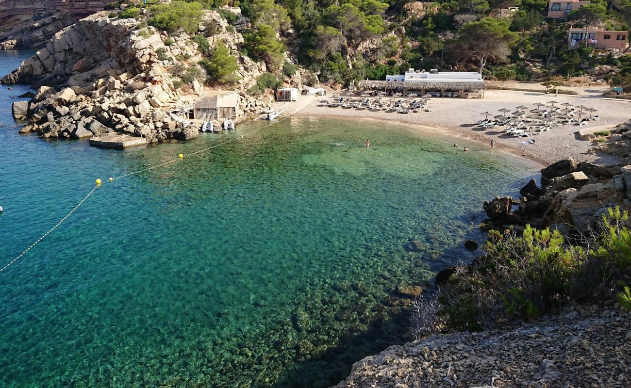 Cala Carbo'in fotoğrafı parlak kum ve kayalar yüzey ile