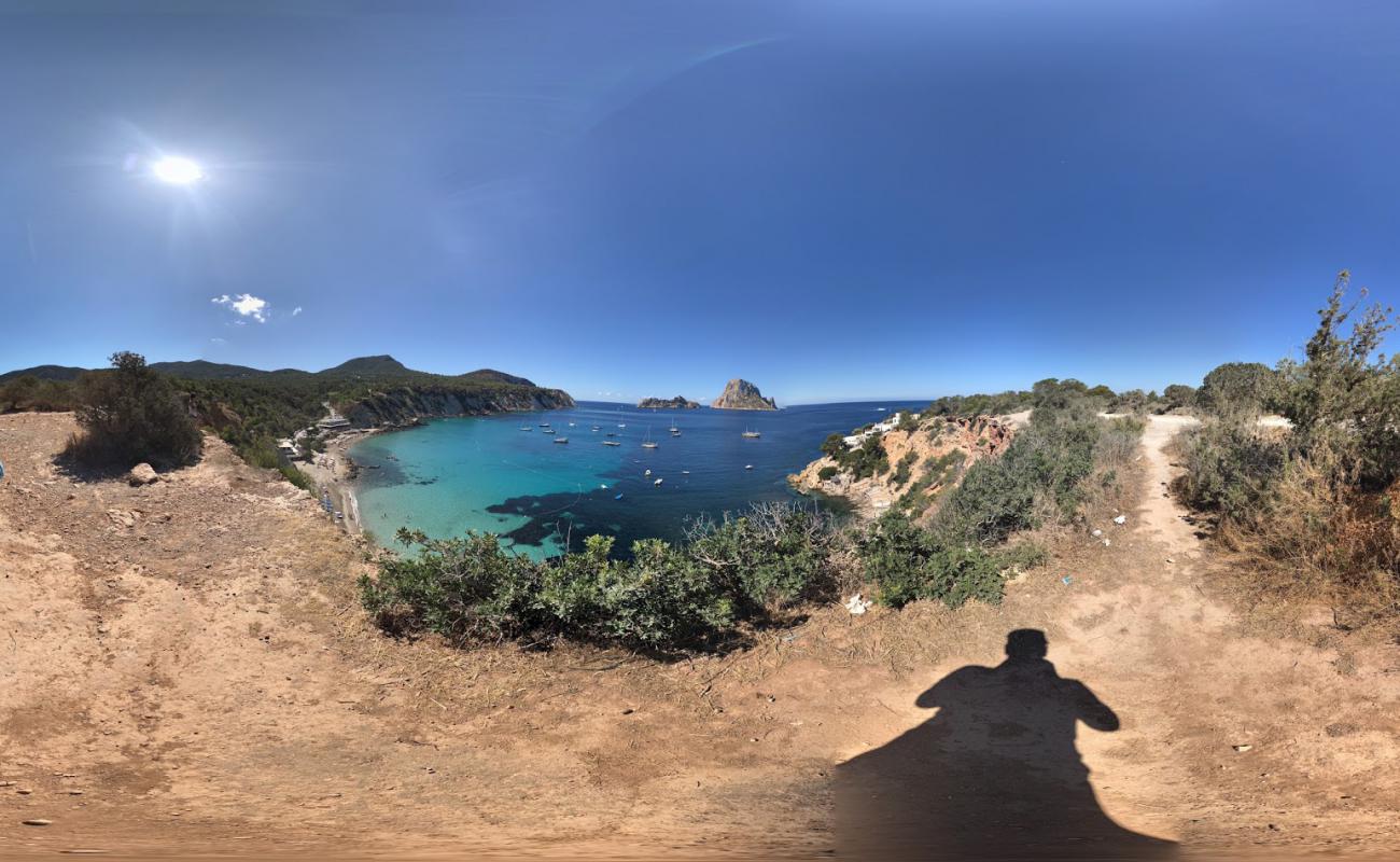 Cala d'Hort Beach'in fotoğrafı bej kum ve çakıl yüzey ile