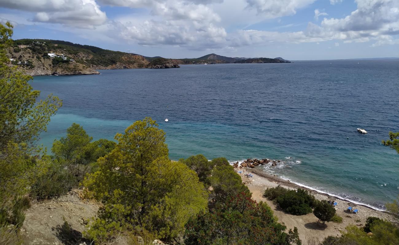 Cala des Cubells'in fotoğrafı gri çakıl taşı yüzey ile