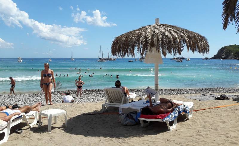 Platja des Jordal'in fotoğrafı çakıl ile kum yüzey ile