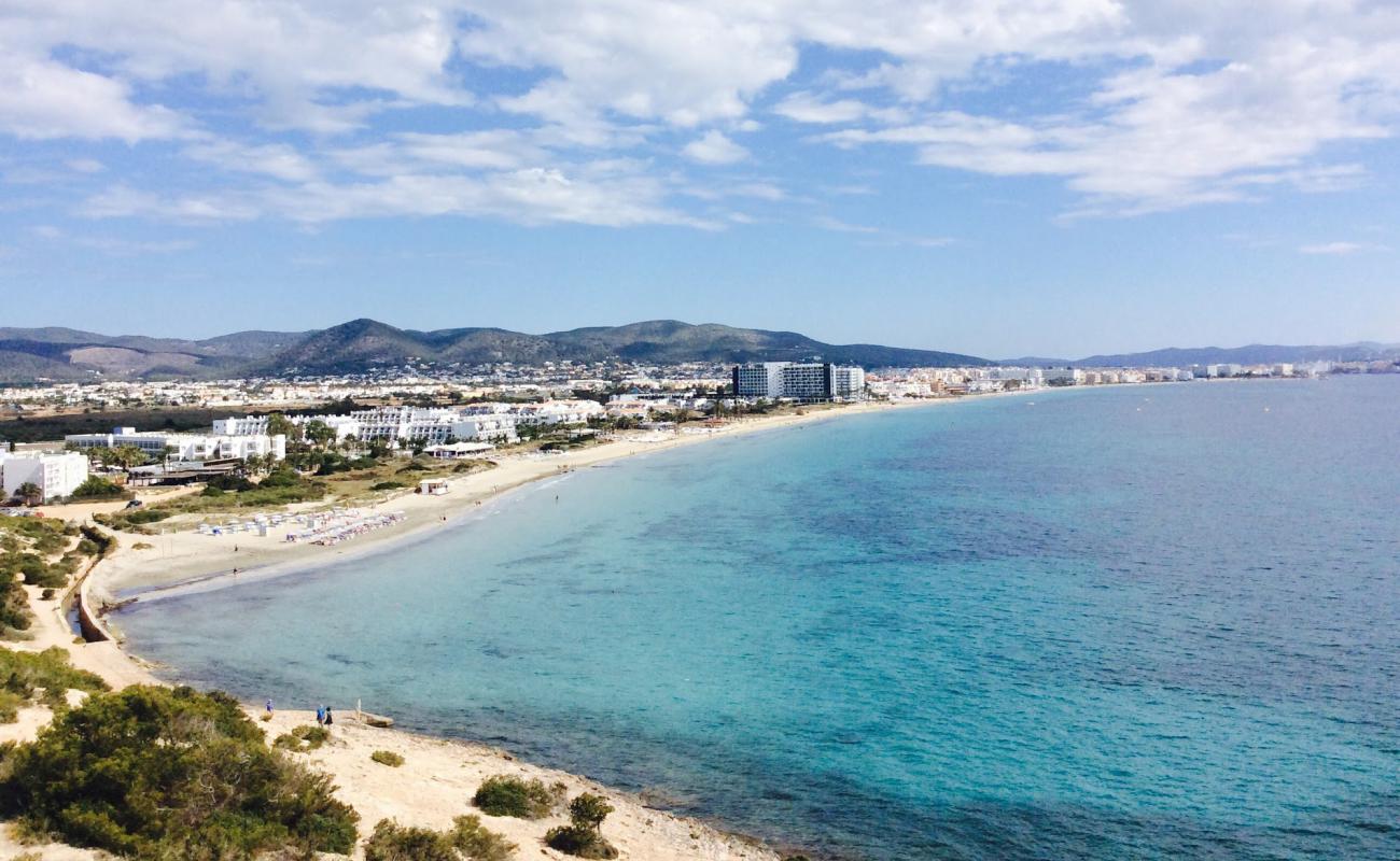 Playa Den Bossa'in fotoğrafı parlak ince kum yüzey ile